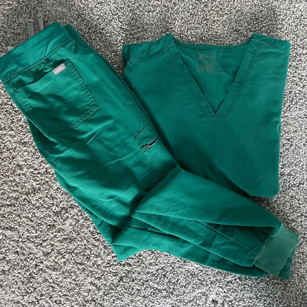 Emerald Green Figs Scrub Set with Jogger Pants.